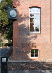 Fassade mit historischer Uhr